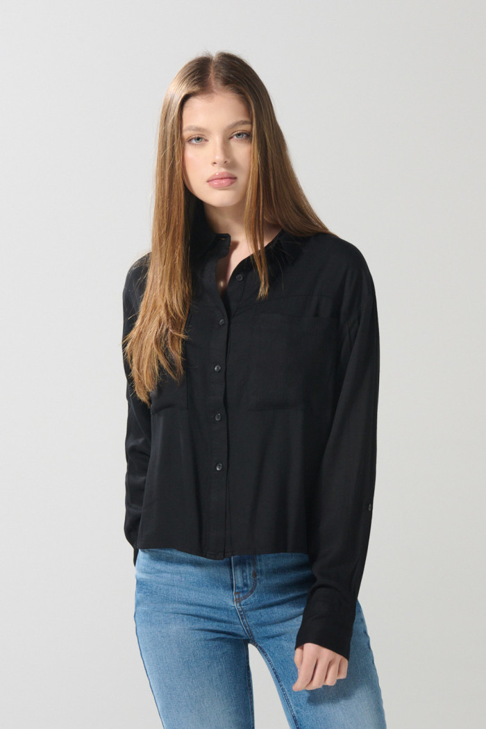 Blusa crop top unicolor manga larga con botones