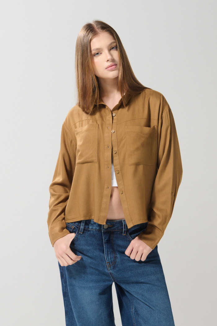 Blusa crop top unicolor manga larga con botones
