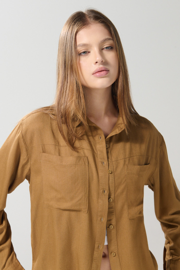 Blusa crop top unicolor manga larga con botones