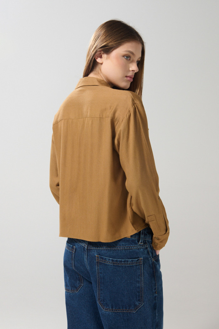 Blusa crop top unicolor manga larga con botones