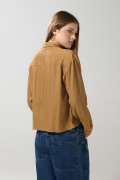Blusa crop top unicolor manga larga con botones