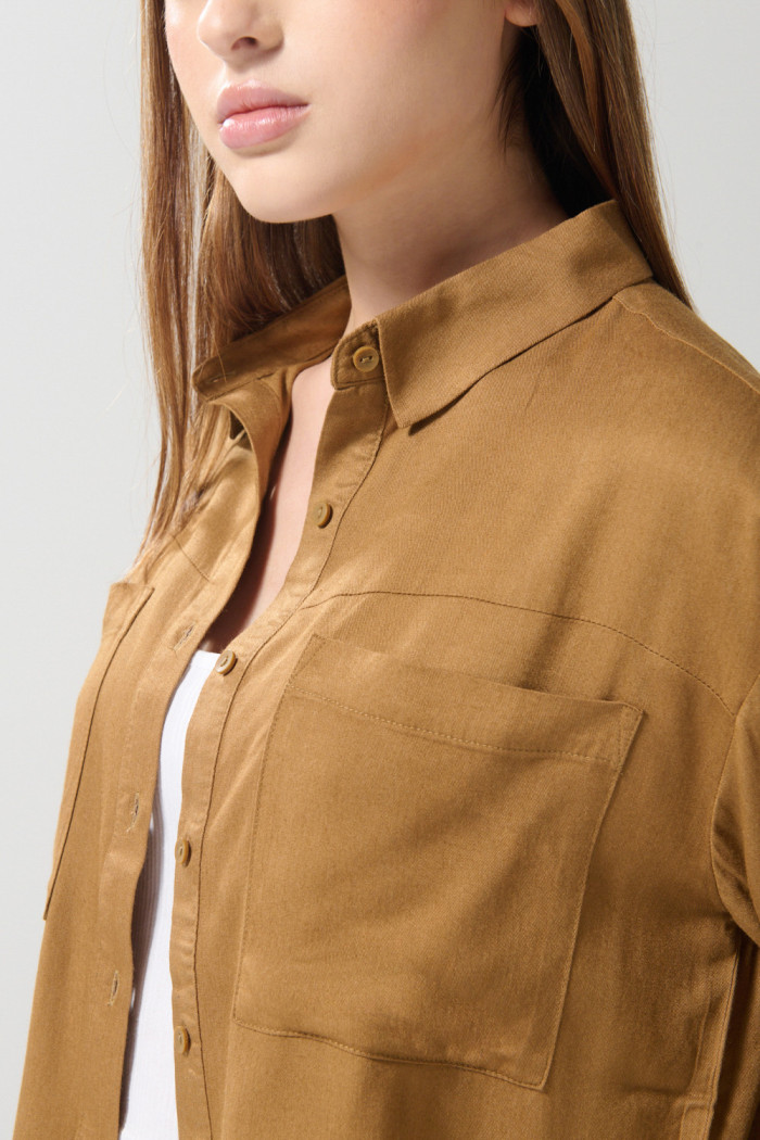 Blusa crop top unicolor manga larga con botones