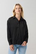 Blusa manga larga unicolor en satín con botones