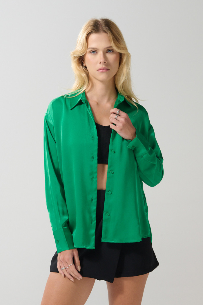 Blusa manga larga unicolor en satín con botones