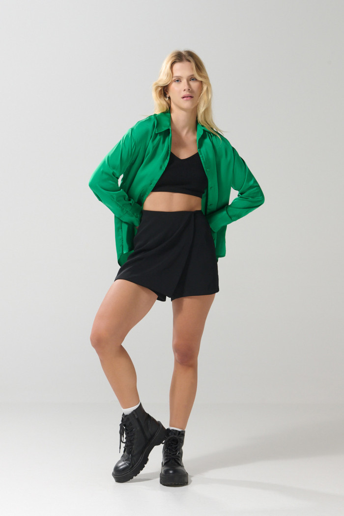 Blusa manga larga unicolor en satín con botones