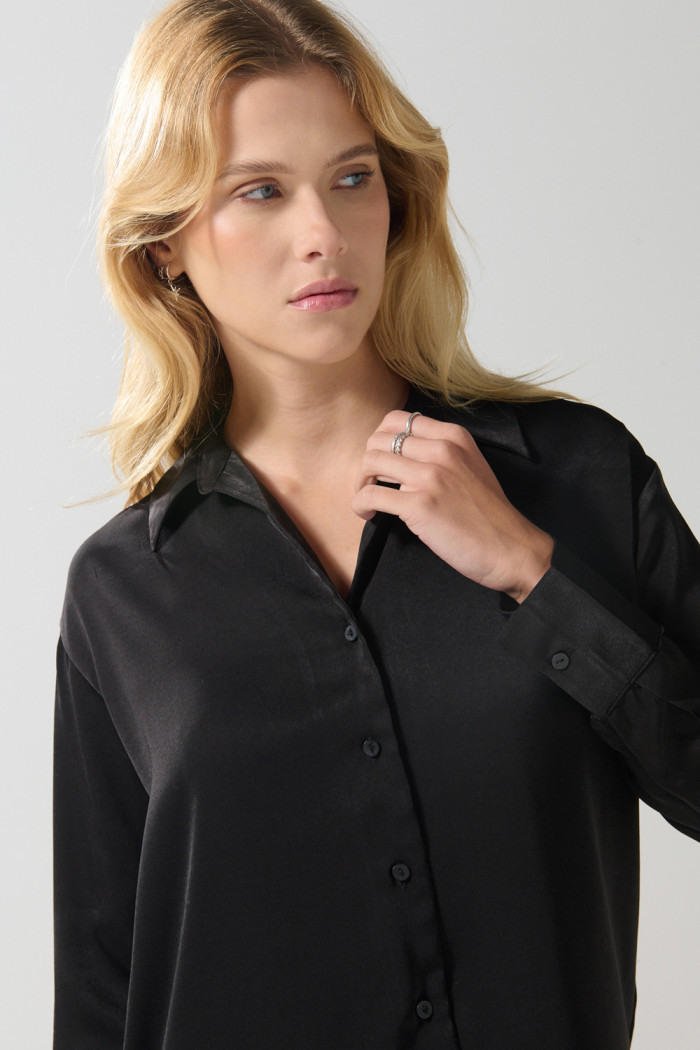 Blusa manga larga unicolor en satín con botones