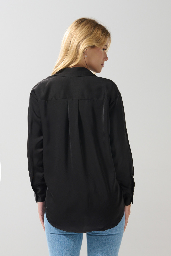 Blusa manga larga unicolor en satín con botones