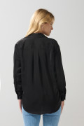 Blusa manga larga unicolor en satín con botones