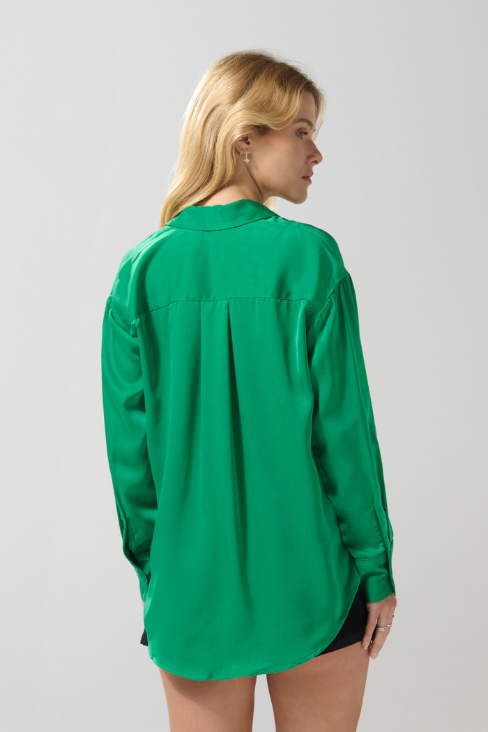 Blusa manga larga unicolor en satín con botones