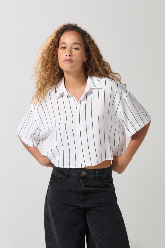 Blusa a rayas crop top unicolor con cuello camisero