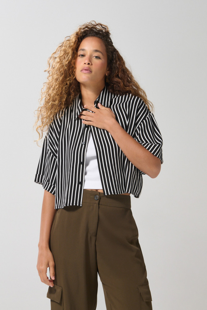 Blusa a rayas crop top unicolor con cuello camisero