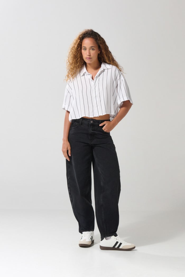 Blusa a rayas crop top unicolor con cuello camisero