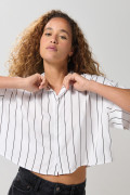 Blusa a rayas crop top unicolor con cuello camisero