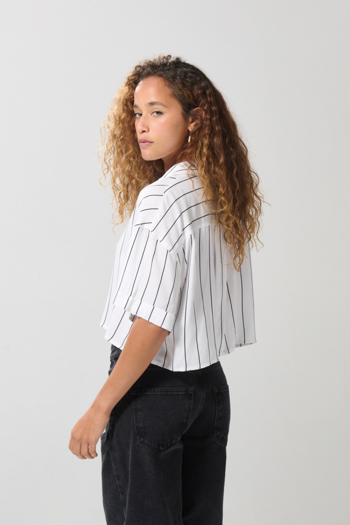 Blusa a rayas crop top unicolor con cuello camisero