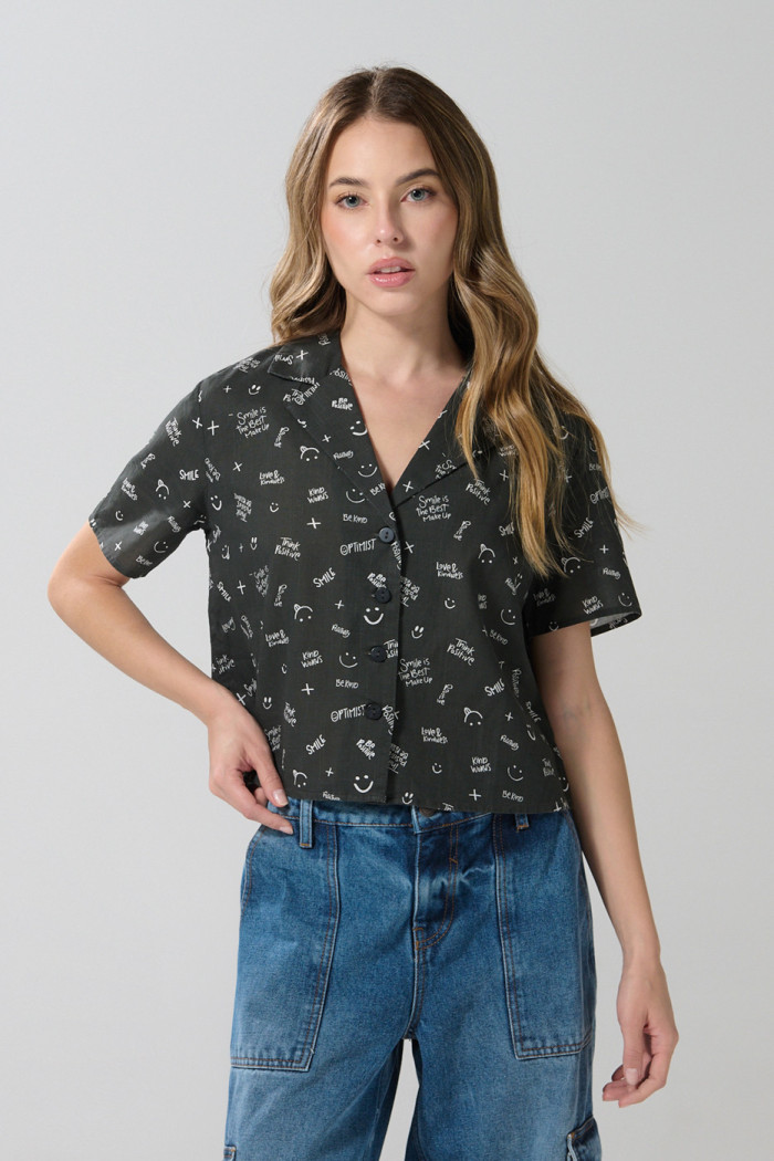 Blusa en satín unicolor estampada con manga corta