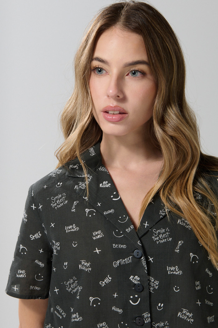 Blusa en satín unicolor estampada con manga corta