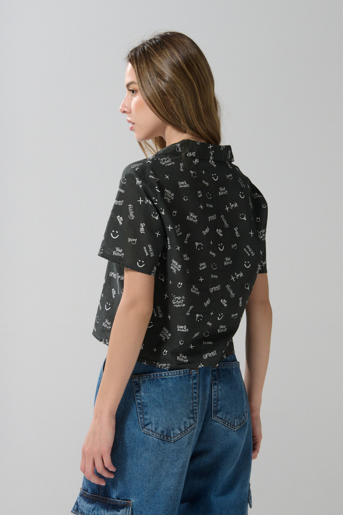 Blusa en satín unicolor estampada con manga corta