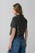 Blusa en satín unicolor estampada con manga corta