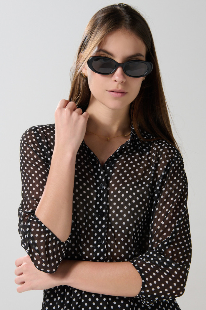 Vestido corto negro con puntos estampados y cinturón