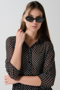 Vestido corto negro con puntos estampados y cinturón