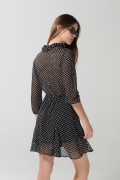 Vestido corto negro con puntos estampados y cinturón