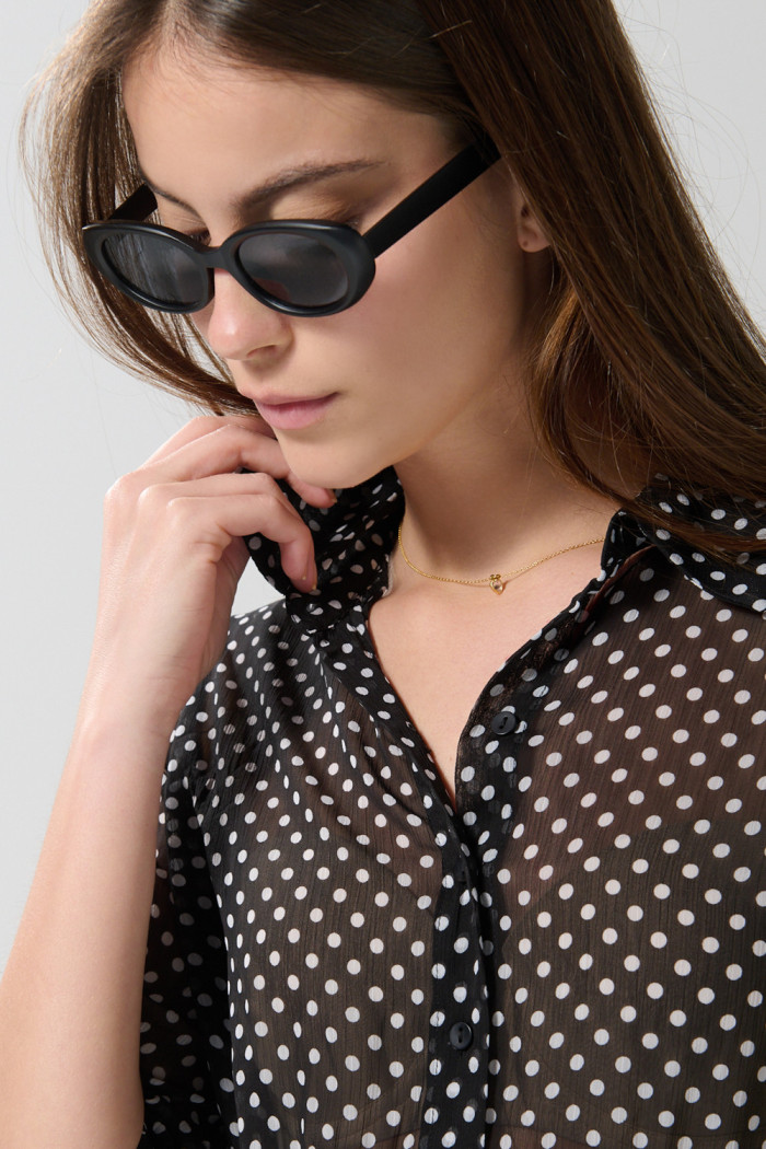 Vestido corto negro con puntos estampados y cinturón