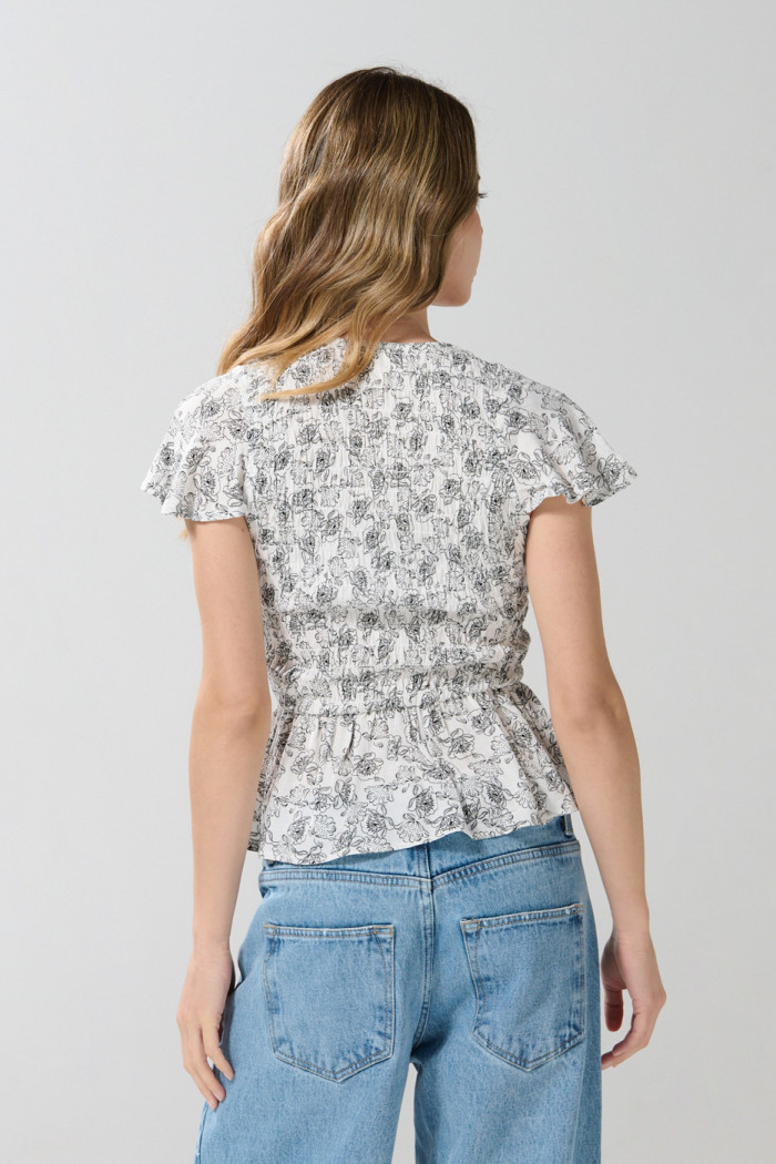 Blusa manga corta blanca con estampados de flores