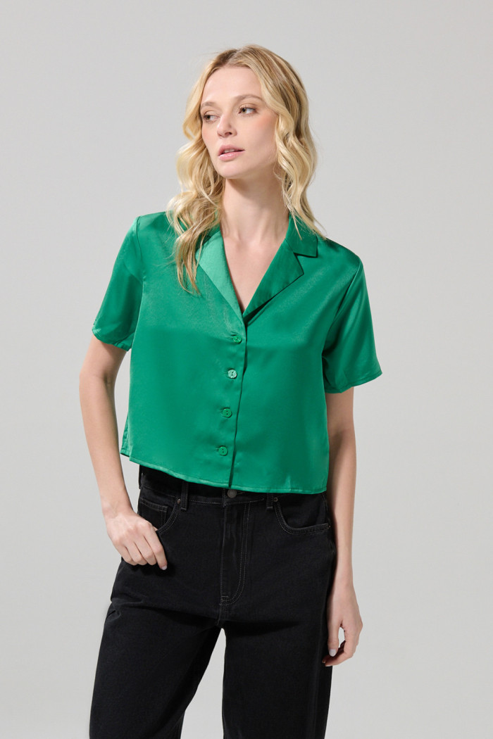 Blusa en satín manga corta unicolor con cuello resort