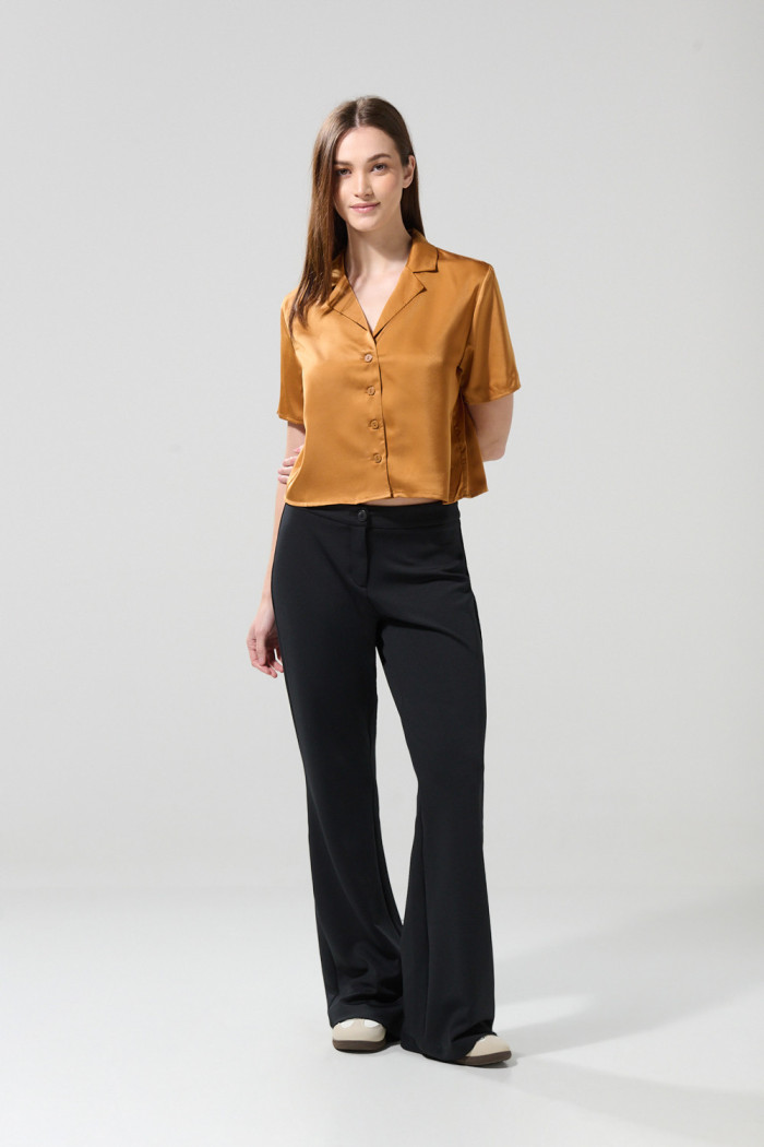 Blusa en satín manga corta unicolor con cuello resort