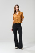 Blusa en satín manga corta unicolor con cuello resort