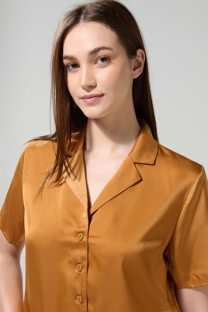 Blusa en satín manga corta unicolor con cuello resort