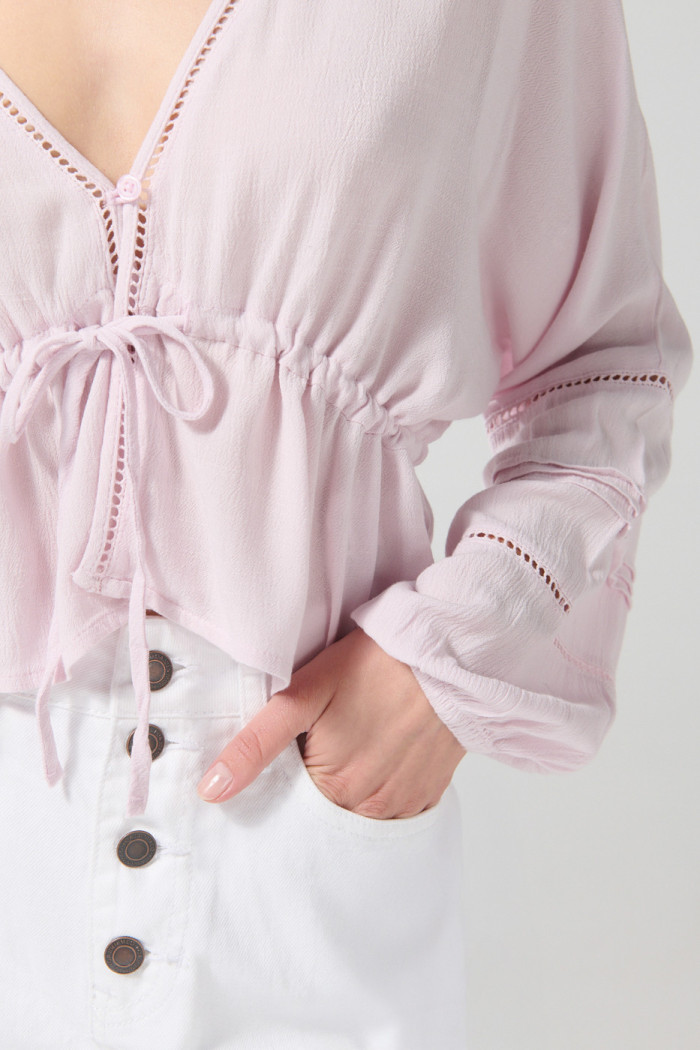 Blusa crop top unicolor con escote V y manga larga