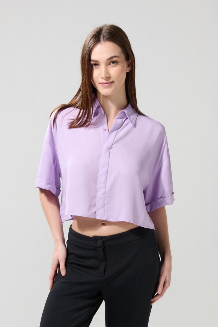 Blusa unicolor crop top con botones y manga corta