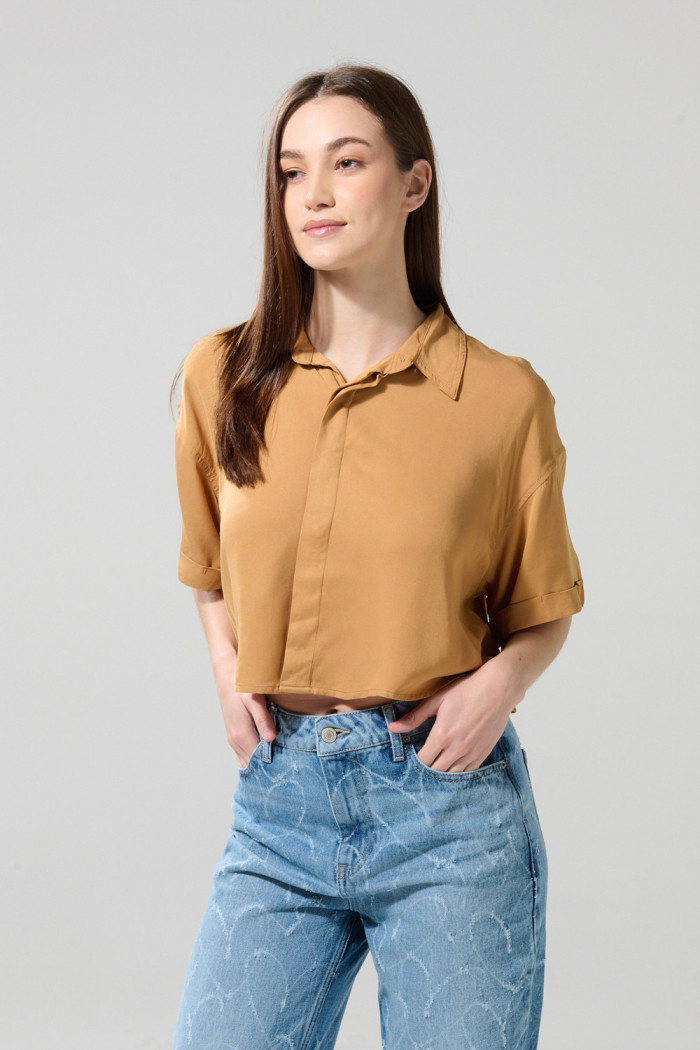 Blusa unicolor crop top con botones y manga corta