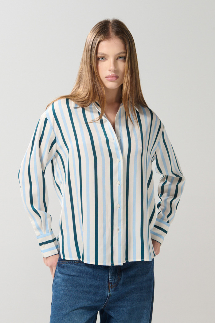 Blusa a rayas crema clara en satín con manga larga