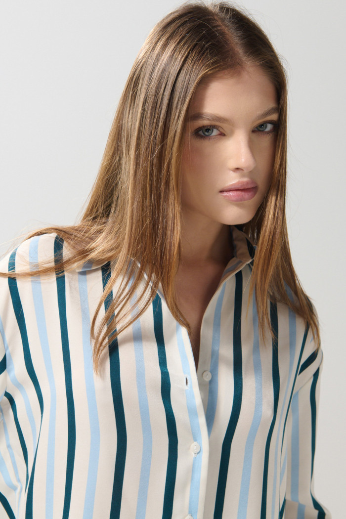 Blusa a rayas crema clara en satín con manga larga