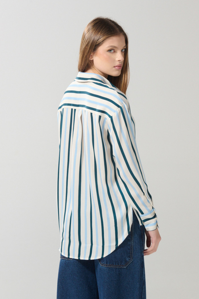 Blusa a rayas crema clara en satín con manga larga