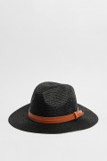 Sombrero negro con cinturón decorativo café