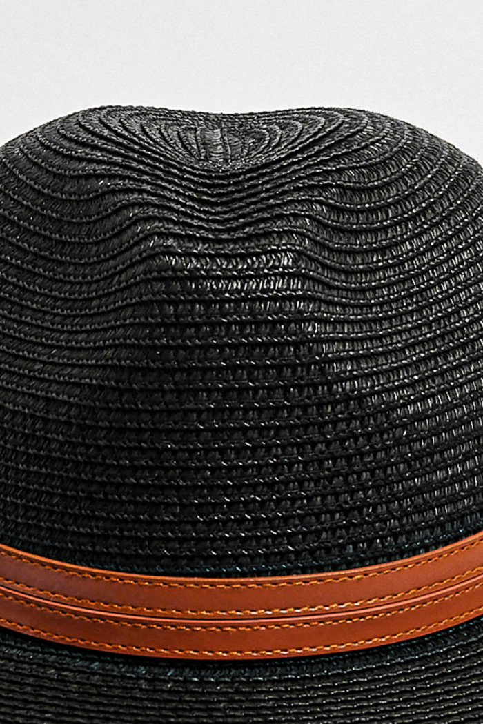 Sombrero negro con cinturón decorativo café