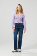 Blusa manga larga lila clara con flores estampadas