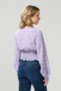 Blusa manga larga lila clara con flores estampadas