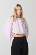 Blusa lila con manga larga tipo globo y escote en espalda