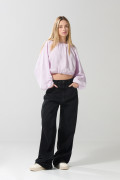 Blusa lila con manga larga tipo globo y escote en espalda