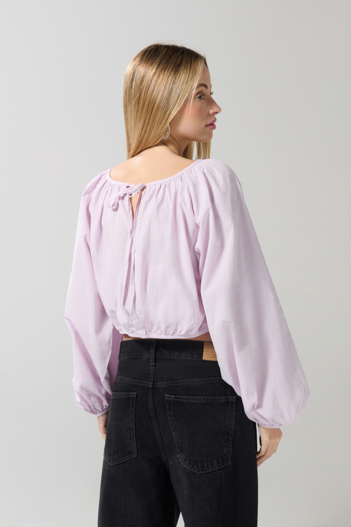 Blusa lila con manga larga tipo globo y escote en espalda