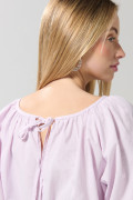 Blusa lila con manga larga tipo globo y escote en espalda