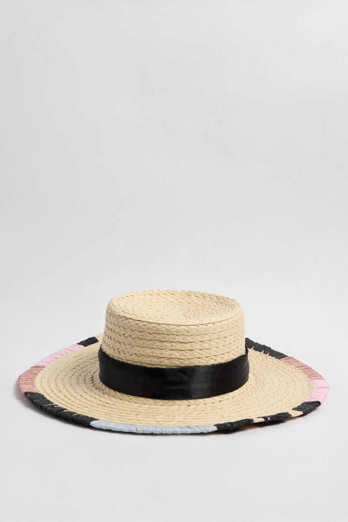 Sombrero crema claro con borde colorido en contraste