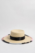 Sombrero crema claro con borde colorido en contraste
