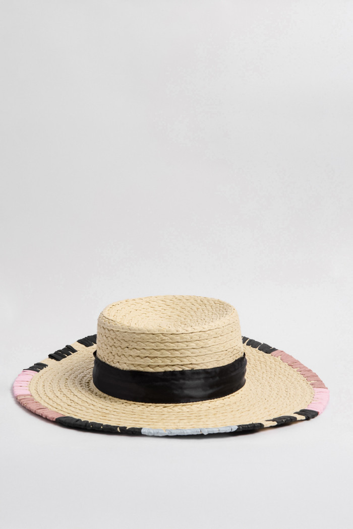 Sombrero crema claro con borde colorido en contraste