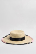 Sombrero crema claro con borde colorido en contraste