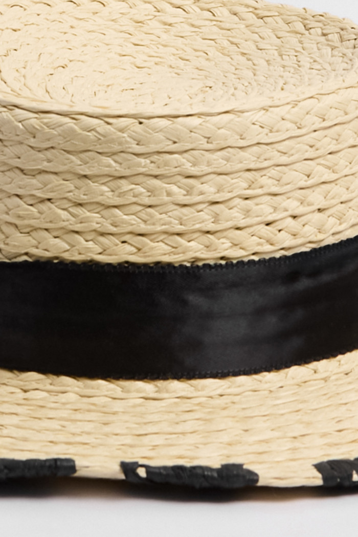 Sombrero crema claro con borde colorido en contraste